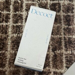 Decoct Oat-Tea Tree Soothing Cleansing Gel